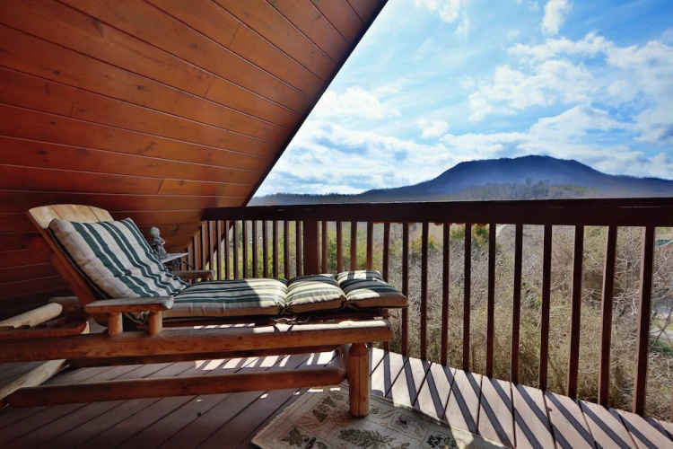 Fireside Memories 2 Br cabin by RedAwning