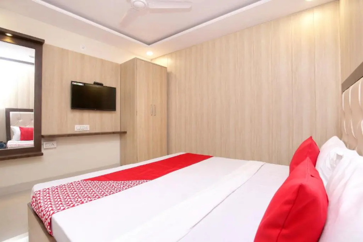 OYO 24501 Hotel Forever Inn