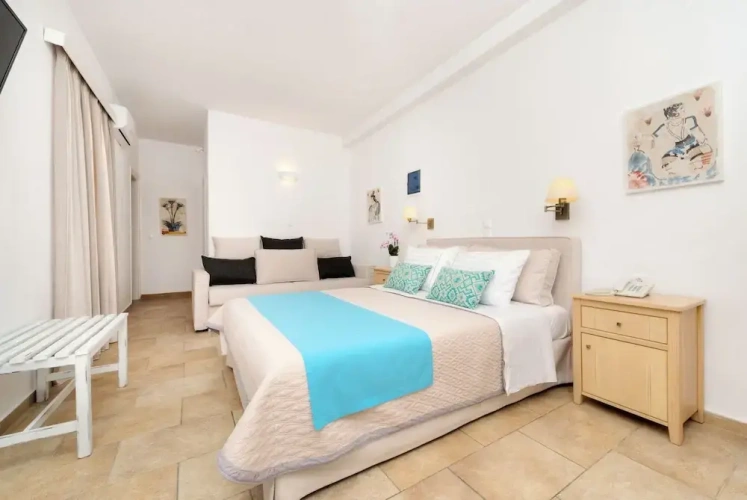 2 Bedrooms Standard Family room with balcony