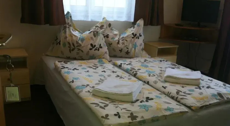 Csiszar Panzio es Apartmanhaz