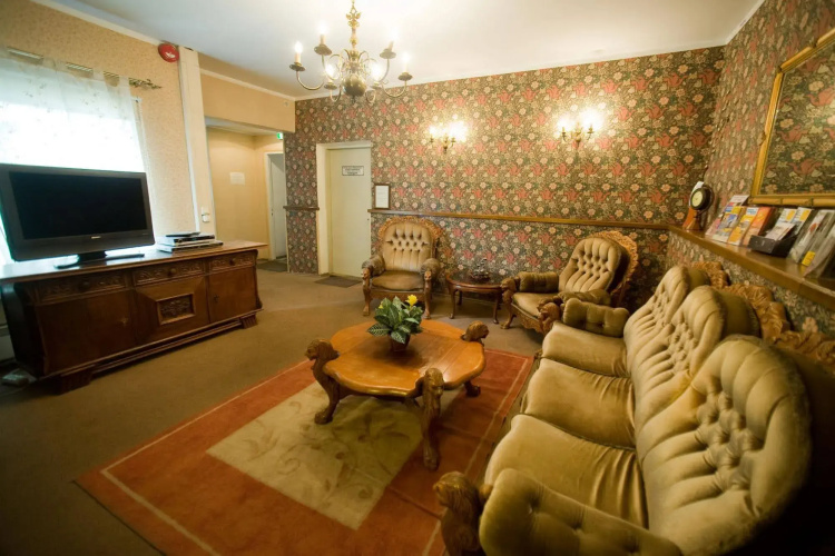 OldHouse Hostel