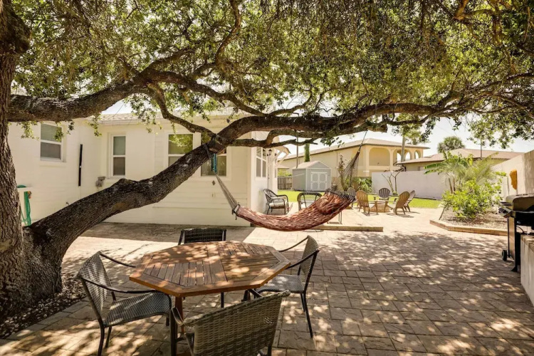 St Augustine Cottage w/ Fire Pit - Walk to Pier!