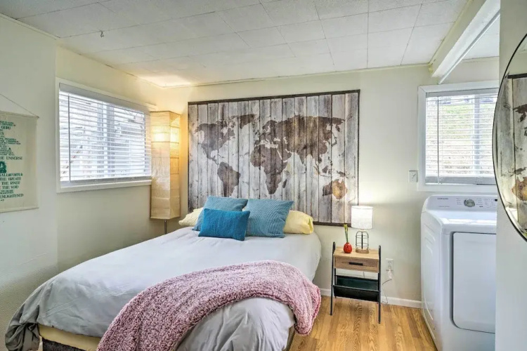 Portland Floating Home Getaway w/ Sauna!