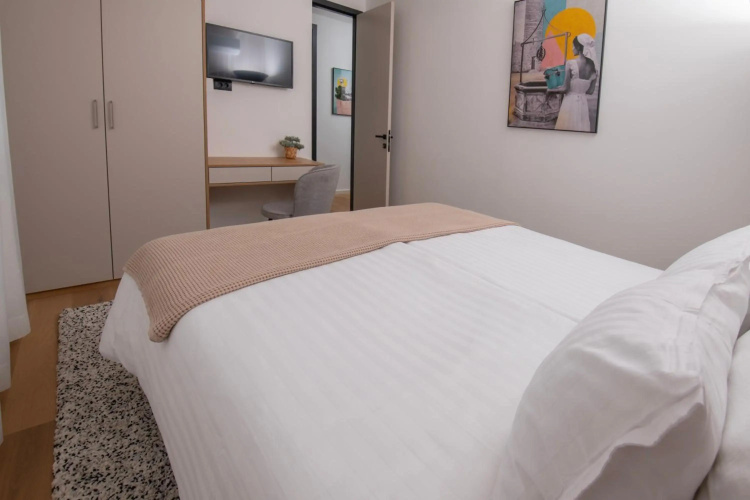 LUX 3 Bedroom Suite with FREE Private Parking
