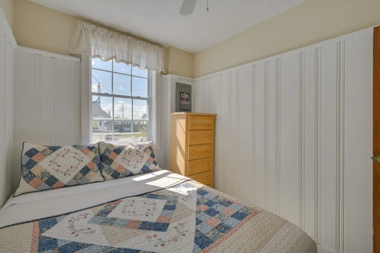 Cozy Hampton Vacation Rental, Walk to Beach!