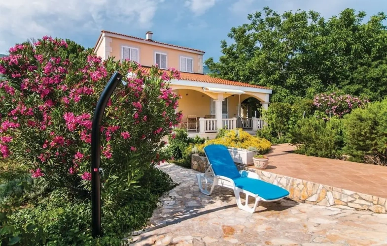 4 Bedrooms Cottage