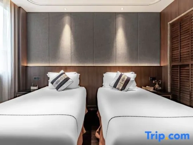 Standard Twin room with street view