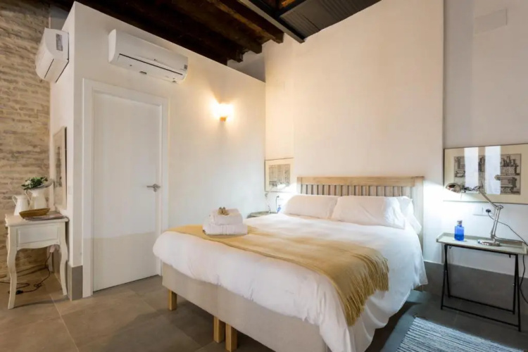 Oak & Sandstone Studio - Space Maison Apartments