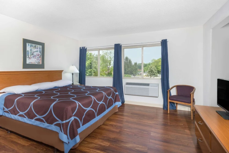 Super 8 Kingston