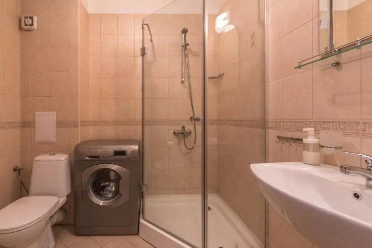 Charming, Fully-furnished, 2-bedroom apartment