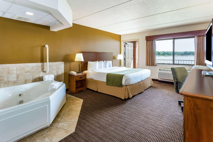 1 Bedroom Deluxe Double Suite with river view