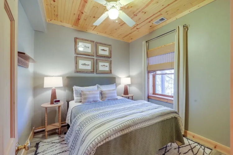 Blowing Rock Escape w/ Covered Deck & Fire Pit