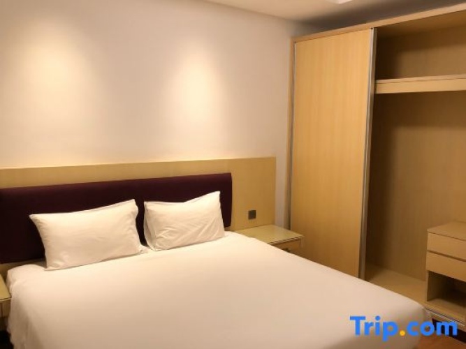 4 Bedrooms Apartment