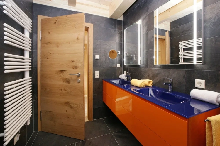 4 Bedrooms Chalet with river view