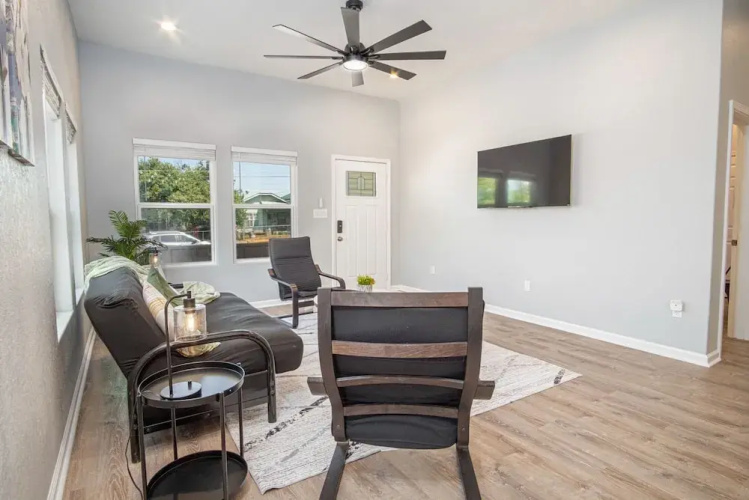Inviting 4br/2ba Near Downtown & Riverwalk