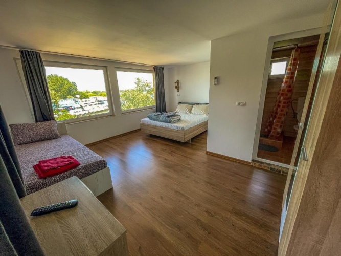 Standard Triple room with lake view