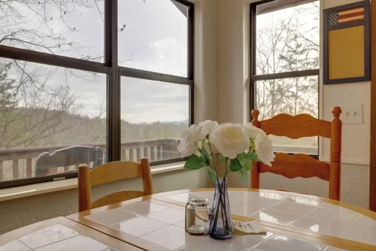 9 Mi to Dollywood: Pet-friendly Smoky Mtn Cabin!
