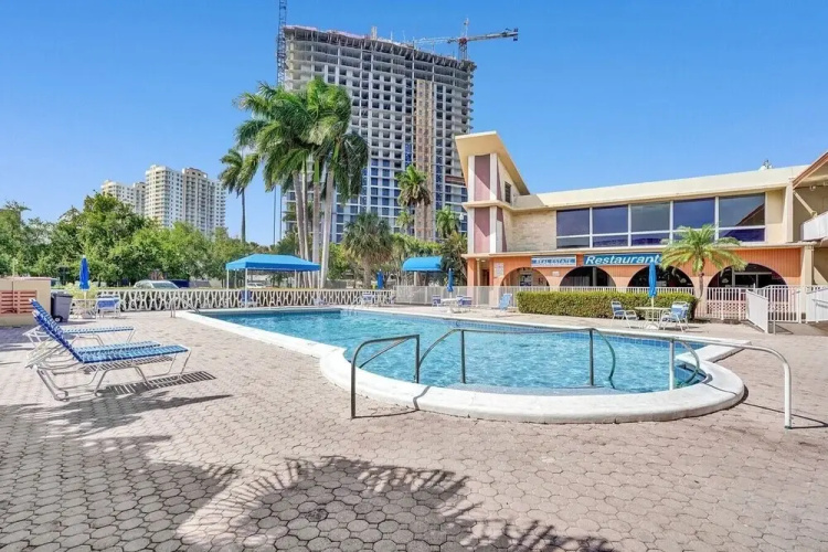 Pool & Gulfstream Hallandale Beach Escape