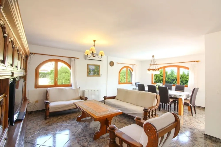 5 Bedrooms Villa