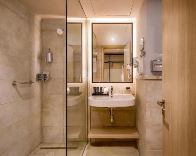 Deluxe room with balcony and with pool view