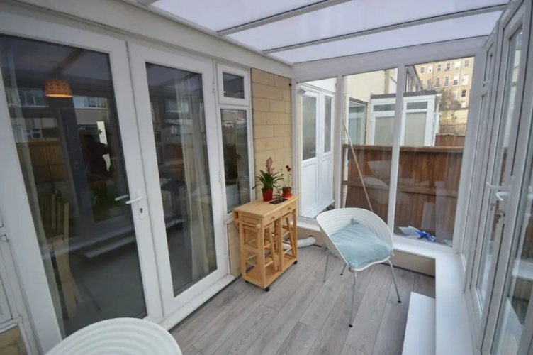 2 Bedroom Charming House With Free Parking