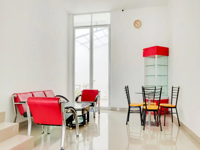 OYO 3512 Golden White House
