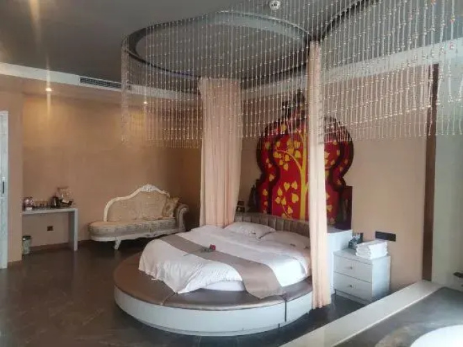 Pingjiang Qihang Theme Hotel