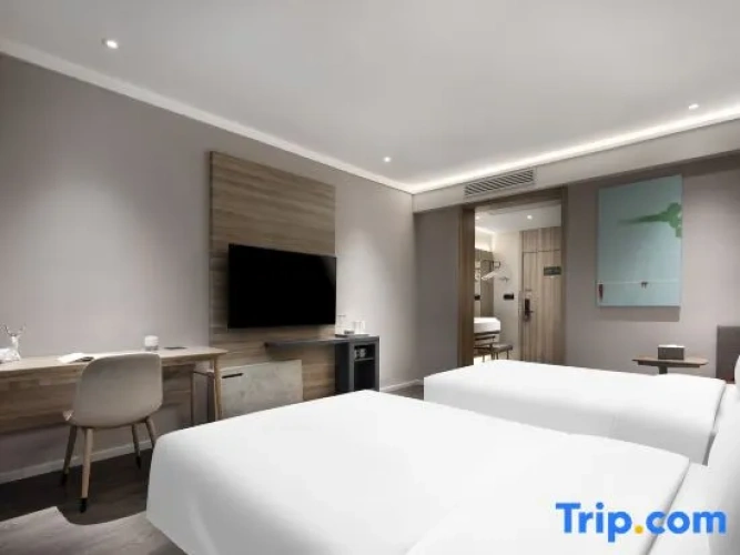 Standard Twin room with street view
