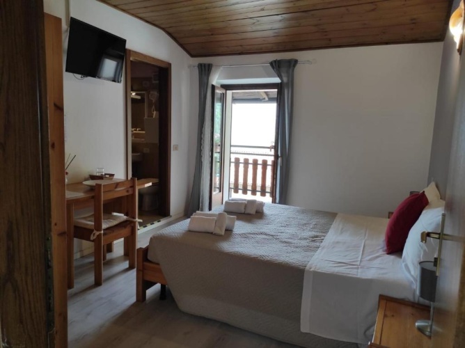 Standard Double room with lake view