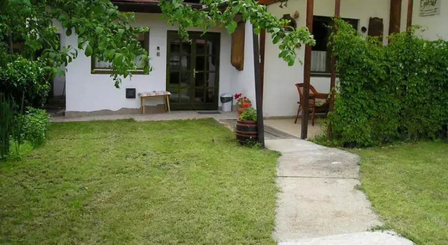 Sasfeszek Apartment