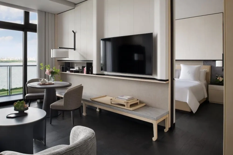 Deluxe Double Suite with lake view