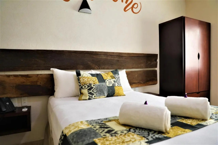 12 Bees Hotel