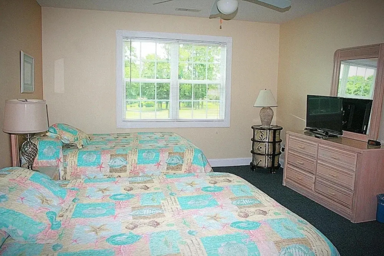709m 1 Bedroom Condo by RedAwning