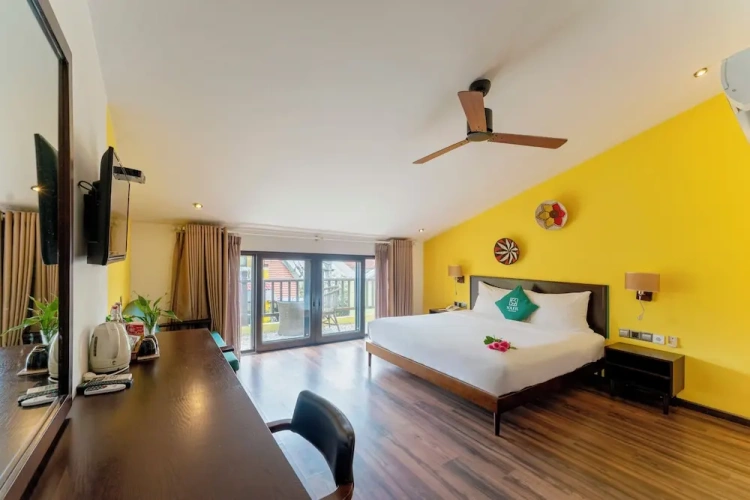 Grand Double room with balcony and with pool view