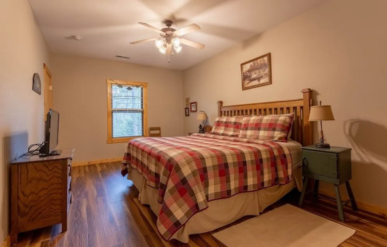 Ozarks Oasis 4 Bedroom Cabin by RedAwning