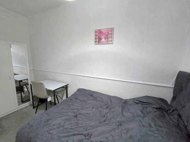 3 Bed Home Free Wifi & Netflix Central Location