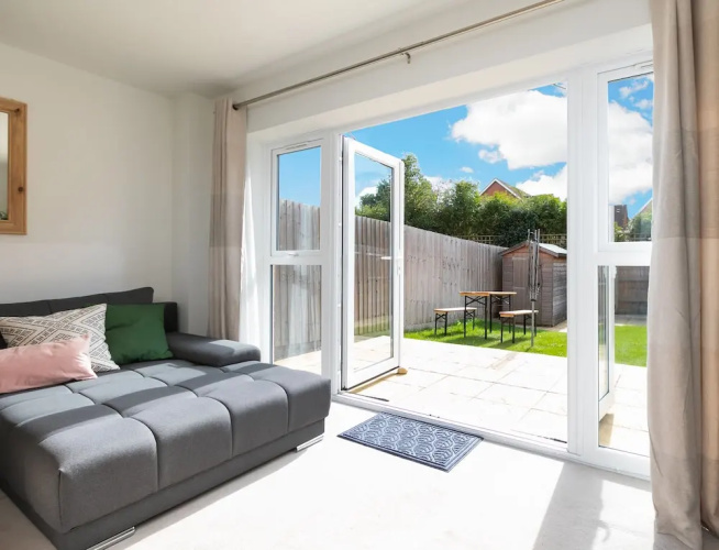 Albatross House - Comfy Home with Parking