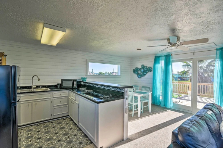< 1 Mi to Surfside Beach: Open-concept Cottage