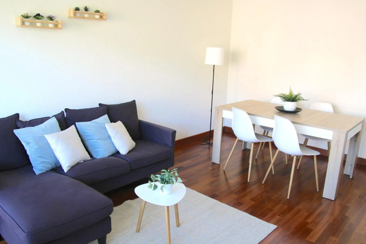 Cozy apartment with Free Parking & close to Lake