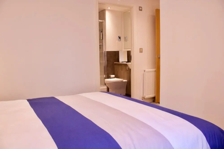 2 Bedroom Flat In Broughton Area