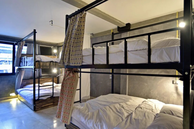 M Gray Hostel & Cafe