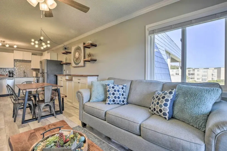 Beachfront Condo w/ Balcony: Walk to Apache Pier