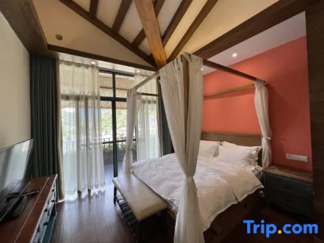 Standard Family room with courtyard view