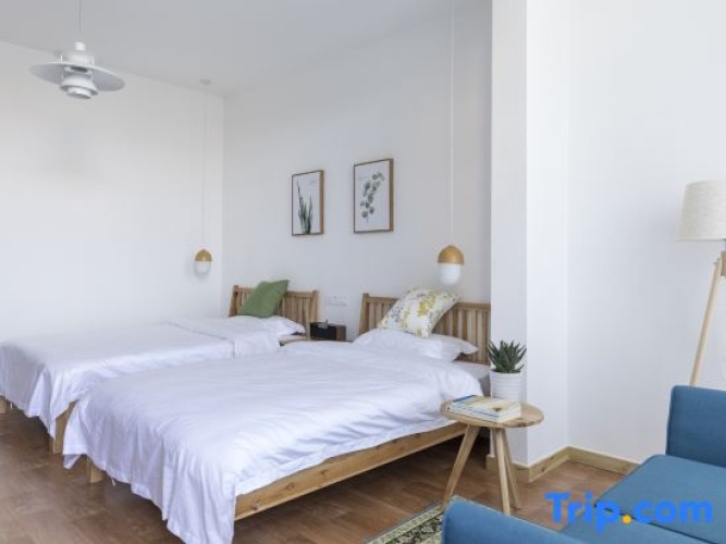 Standard Twin room with garden view