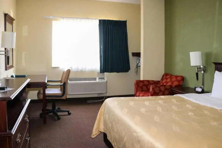 Econo Lodge East