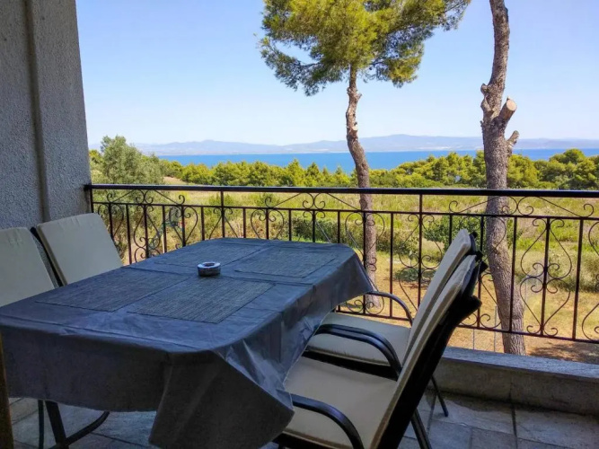 Sea view apartment with a big garden