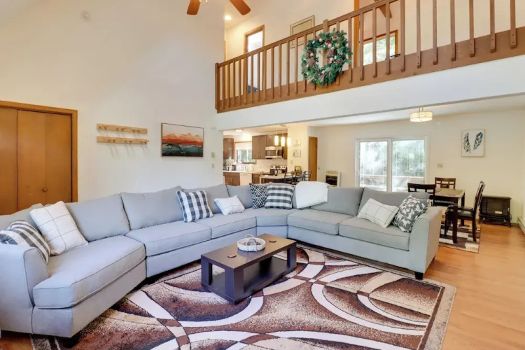 Poconos Cabin: Serene Deck, Fire Pit & Game Room