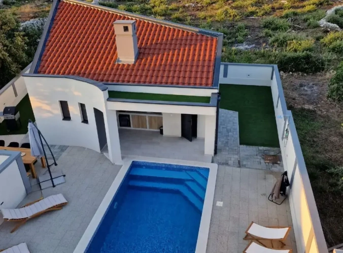 4 Bedrooms Villa