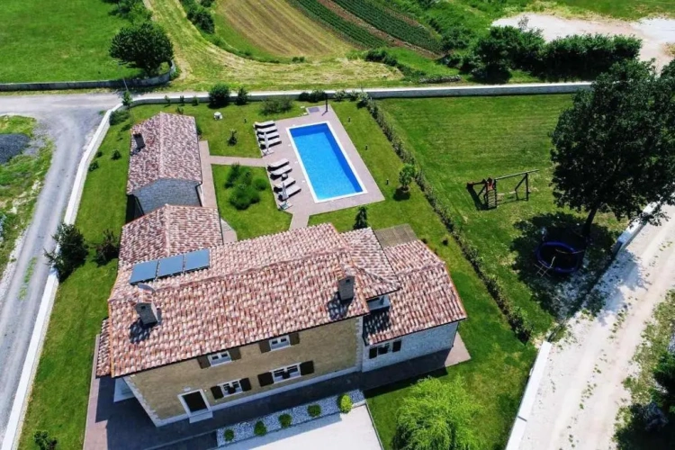 4 Bedrooms Villa