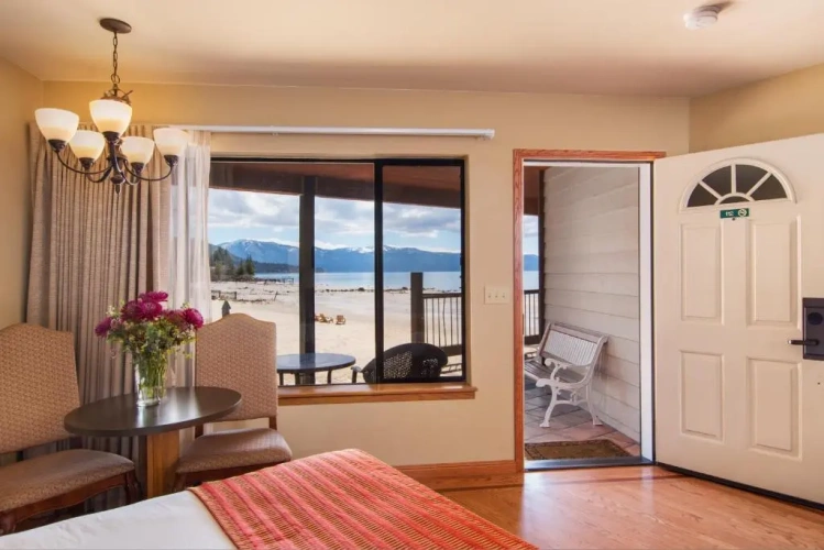 Standard Quadruple room with lake view
